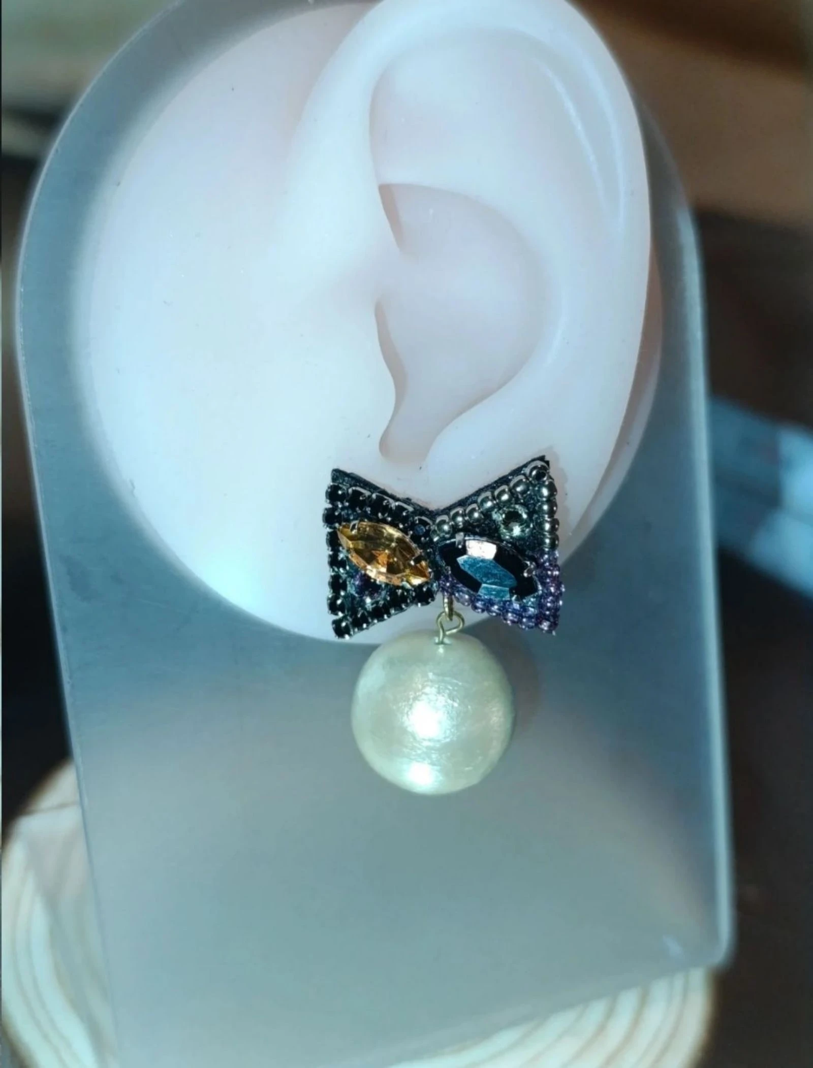 Boucles d'oreilles design nœud multicolore style Swarovsky avec perles synthétiques de Gargle – photo 3